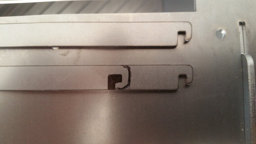 20180606_085109.jpg (521.54 KiB) 36877 mal betrachtet Die Schiene müsste 3.2mm länger werden das der Spalt in die Halterung passt und eingehakt werden kann.